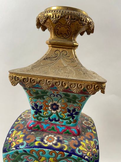LONGWY, XIXe. 
Paire de vases à anses formant...
