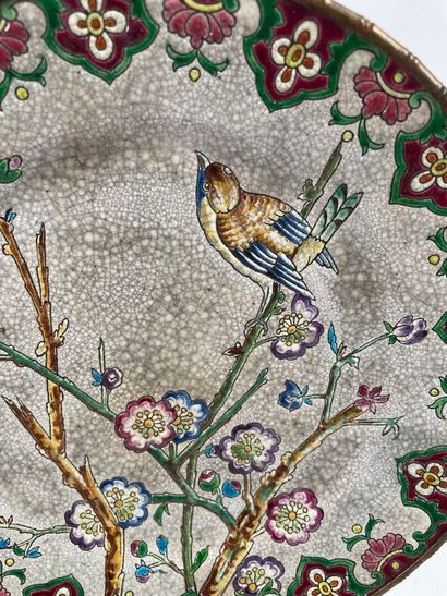 LONGWY, XIXe.
Assiette aux émaux polychromes...
