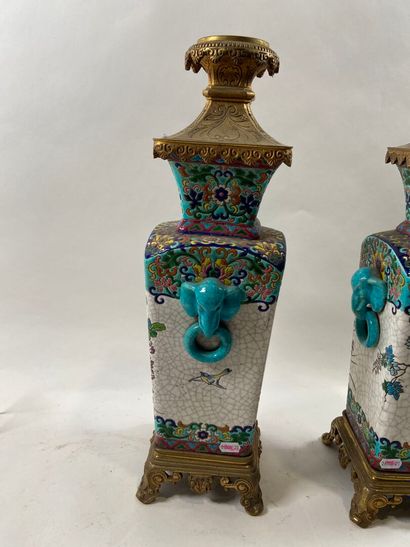 LONGWY, XIXe. 
Paire de vases à anses formant...