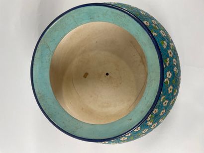 LONGWY, XIXe.
Cache-pot aux émaux polychromes...