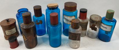 Dix bouteilles de pharmacie en verre de couleurs...