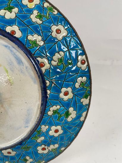 LONGWY, XIXe.
Assiette aux émaux polychromes...