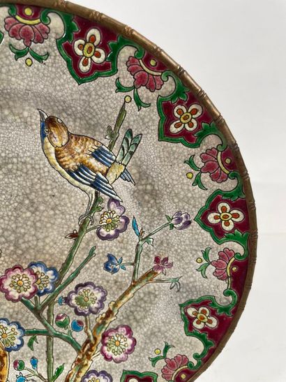 LONGWY, XIXe.
Assiette aux émaux polychromes...