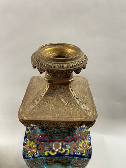 LONGWY, XIXe. 
Paire de vases à anses formant...