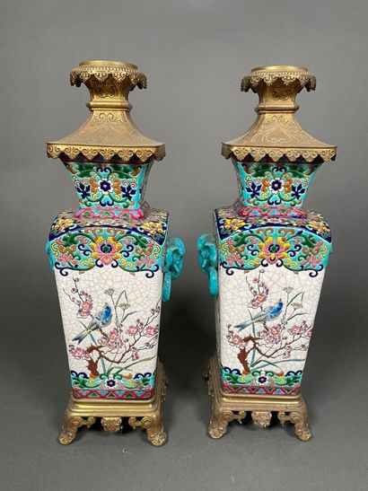 LONGWY, XIXe. 
Paire de vases à anses formant...