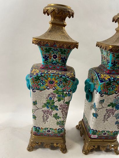 LONGWY, XIXe. 
Paire de vases à anses formant...