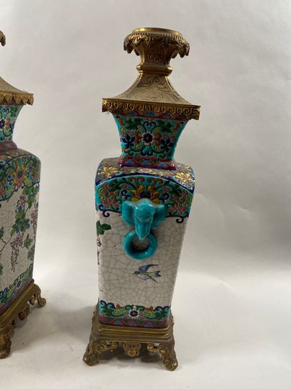 LONGWY, XIXe. 
Paire de vases à anses formant...