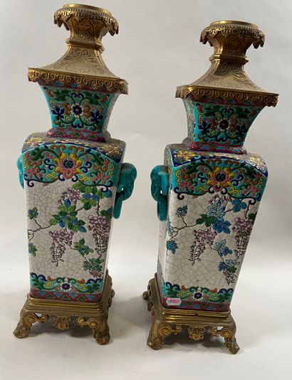 LONGWY, XIXe. 
Paire de vases à anses formant...