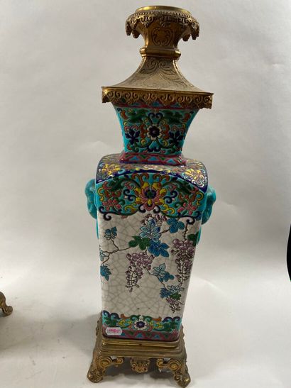 LONGWY, XIXe. 
Paire de vases à anses formant...