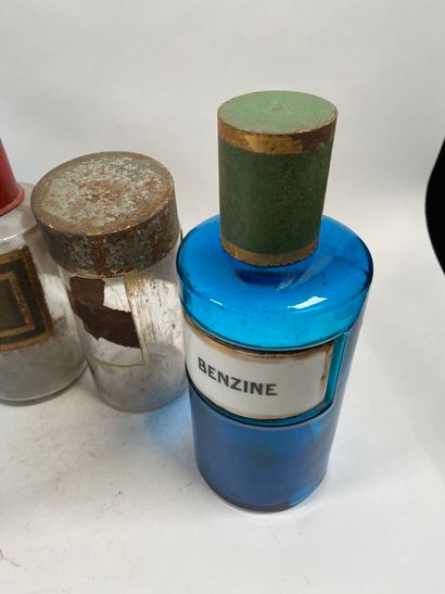 Dix bouteilles de pharmacie en verre de couleurs...