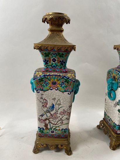 LONGWY, XIXe. 
Paire de vases à anses formant...