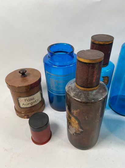 Dix bouteilles de pharmacie en verre de couleurs...