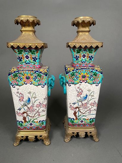 LONGWY, XIXe. 
Paire de vases à anses formant...