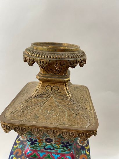 LONGWY, XIXe. 
Paire de vases à anses formant...