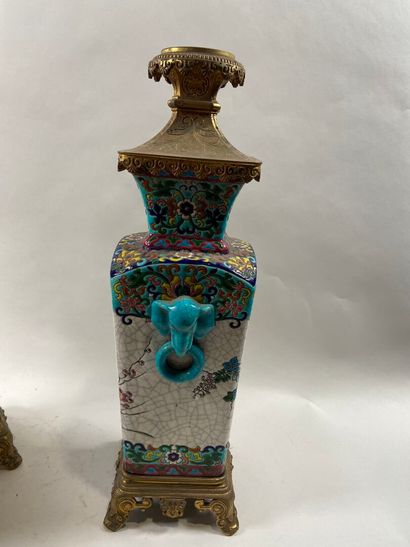 LONGWY, XIXe. 
Paire de vases à anses formant...
