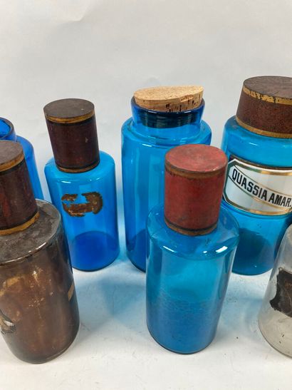 Dix bouteilles de pharmacie en verre de couleurs...