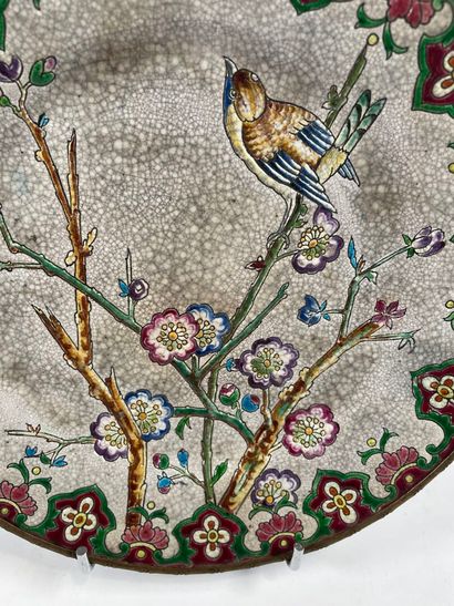 LONGWY, XIXe.
Assiette aux émaux polychromes...