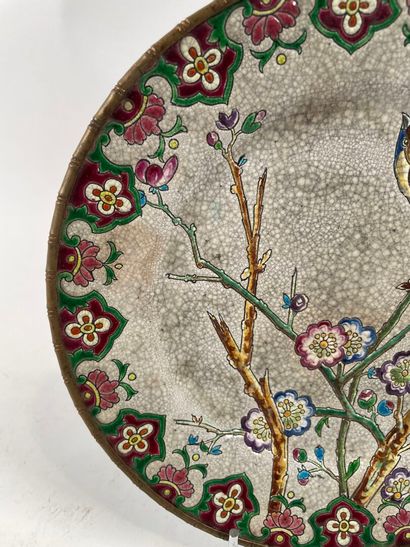 LONGWY, XIXe.
Assiette aux émaux polychromes...
