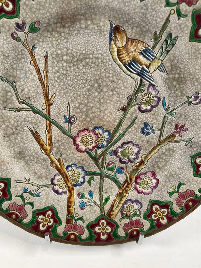 LONGWY, XIXe.
Assiette aux émaux polychromes...
