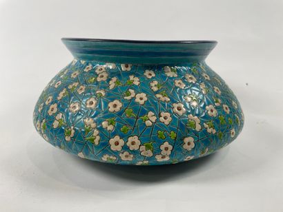 LONGWY, XIXe.
Cache-pot aux émaux polychromes...