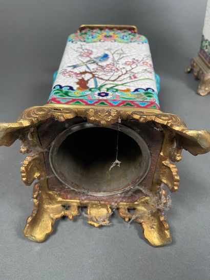LONGWY, XIXe. 
Paire de vases à anses formant...