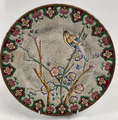 LONGWY, XIXe.
Assiette aux émaux polychromes...