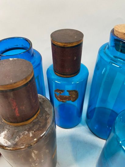 Dix bouteilles de pharmacie en verre de couleurs...