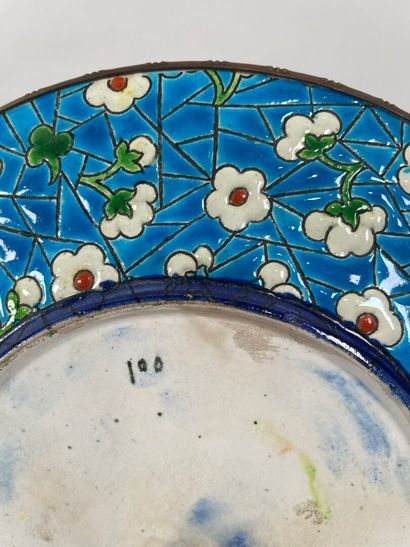 LONGWY, XIXe.
Assiette aux émaux polychromes...