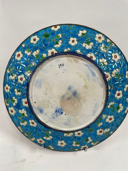LONGWY, XIXe.
Assiette aux émaux polychromes...