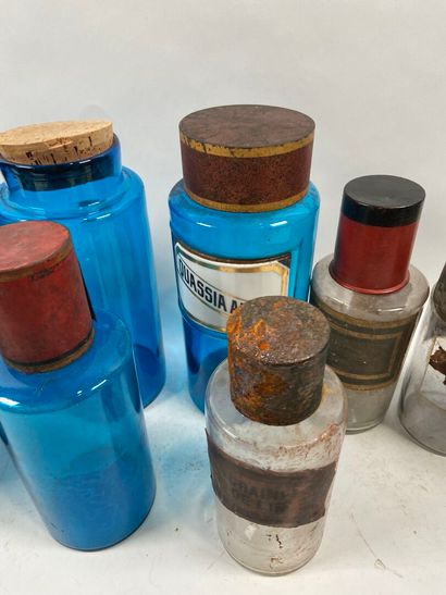 Dix bouteilles de pharmacie en verre de couleurs...
