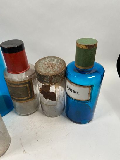 Dix bouteilles de pharmacie en verre de couleurs...
