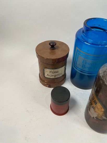 Dix bouteilles de pharmacie en verre de couleurs...