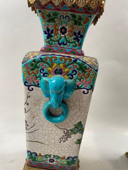 LONGWY, XIXe. 
Paire de vases à anses formant...