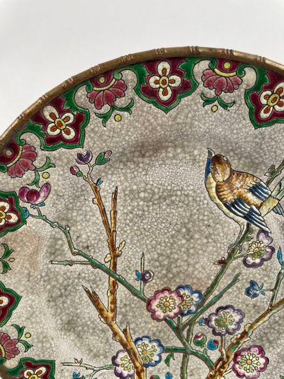 LONGWY, XIXe.
Assiette aux émaux polychromes...