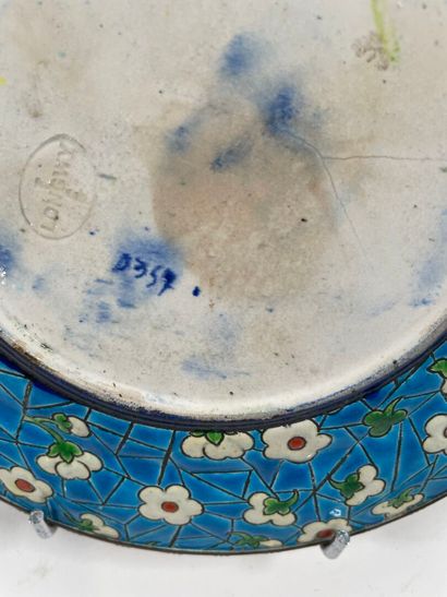 LONGWY, XIXe.
Assiette aux émaux polychromes...