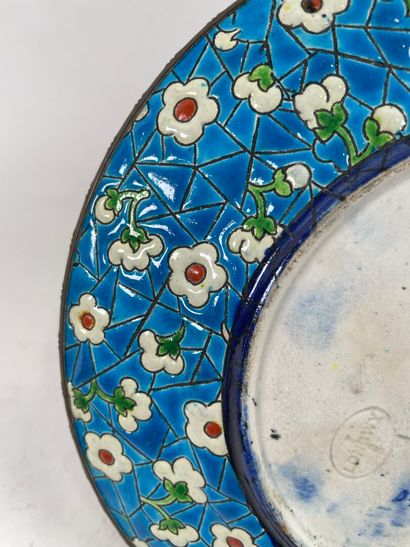 LONGWY, XIXe.
Assiette aux émaux polychromes...