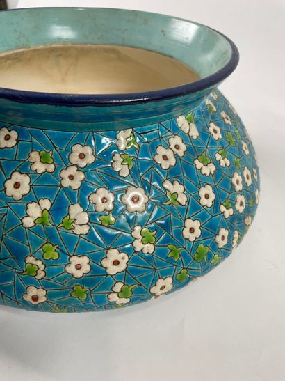 LONGWY, XIXe.
Cache-pot aux émaux polychromes...
