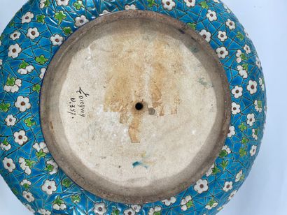 LONGWY, XIXe.
Cache-pot aux émaux polychromes...