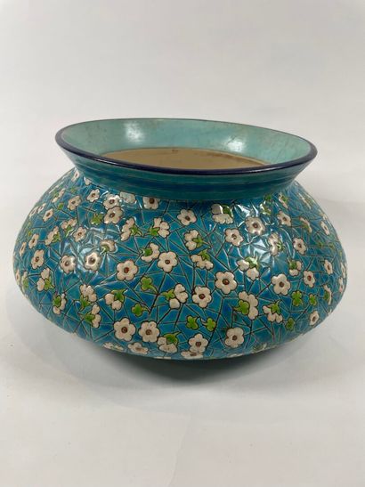 LONGWY, XIXe.
Cache-pot aux émaux polychromes...