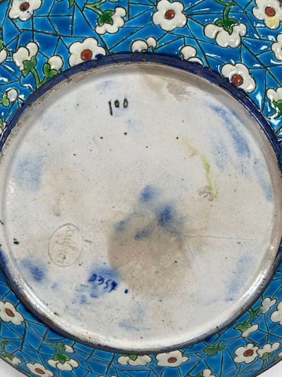 LONGWY, XIXe.
Assiette aux émaux polychromes...