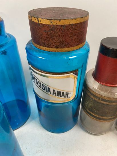 Dix bouteilles de pharmacie en verre de couleurs...