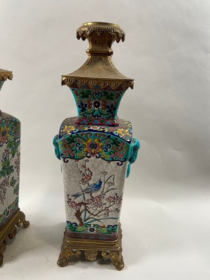 LONGWY, XIXe. 
Paire de vases à anses formant...