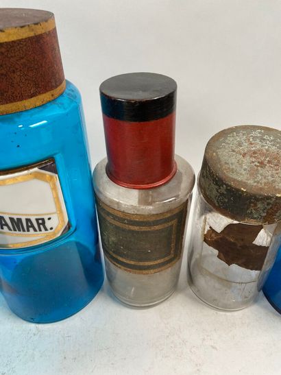 Dix bouteilles de pharmacie en verre de couleurs...