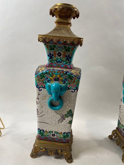 LONGWY, XIXe. 
Paire de vases à anses formant...