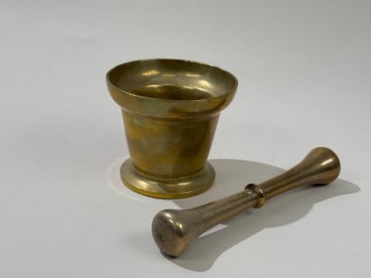 Mortar and pestle in gilt bronze.
19th century.
H....