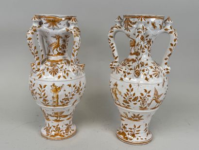 Moustiers.
Paire de vases en faïence crème...