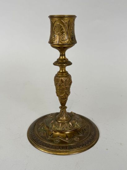 BARBEDIENNE.
Petit bougeoir en bronze doré...