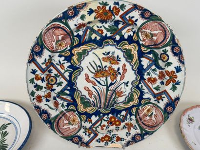 Divers plats ou assiettes en faïence polychrome...