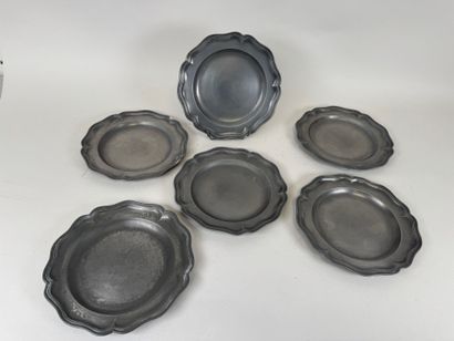 Série de 6 assiettes en étain de forme chantournée.
D....