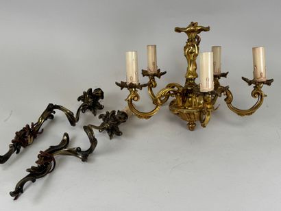 Lustre en bronze doré à cinq bras de lumière.
H....